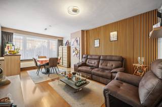 Dit appartement op de eerste verdieping is gelegen in Deurne en beschikt over een praktische indeling en een aangename leefruimte. <br /><br />Bij het binnenkomen kom je in de inkomhal, die toegang geeft tot verschillende ruimtes van het appartement. De leefruimte bestaat uit een gezellige living met eethoek en een open keuken, waardoor alles mooi in elkaar overvloeit. in de hal bevindt zich bovendien een apart toilet. <br /><br />Het appartement beschikt over twee slaapkamers en een recent gerenoveerde badkamer. Achteraan, aansluitend aan de slaapkamers, bevindt zich een volledig overdekt terras waar je in alle rust van de buitenlucht kunt genieten. <br /><br />Ook aan comfort werd gedacht, het appartement is voorzien van rolluiken aan alle ramen. Aan de voorzijde zijn deze elektrisch bedienbaar, de rolluiken aan de achterzijde zijn manueel. Er is een mogelijkheid om de garagebox verder te huren van de eigenaars, aan het gebouw is er geen garagebox beschikbaar. <br /><br />Kosten: <br />- Maandelijks vaste kosten: 50 euro<br />- Water: jaarlijks 200 euro per persoon, aangezien het gebouw beschikt over één gezamenlijke watermeter. <br />- Parkeren kan makkelijk in de straat en omliggende straten met bewonerskaart.<br />- Verder huren van garage box mogelijk.<br /><br />Ben je op zoek naar een praktisch ingedeeld appartement met twee slaapkamers en een overdekt terras in Deurne? Dan is dit appartement zeker een bezoek waard! <br /><br />Interesse? info@lotemvastgoed.be | 0475 52 00 14<br />Ook uw woning verkopen? info@lotemvastgoed.be<br /><br /> 