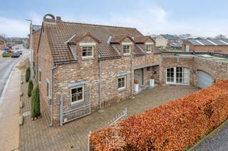 Deze instapklare gezinswoning maakt gelijkvloers wonen mogelijk en is afgewerkt met zeer degelijke en kwalitatieve materialen. Het verwarmd...