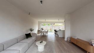 <span>Zeer goedgelegen, kwalitatieve moderne nieuwbouw gelegen in de Moorstraat te Sint-Eloois-Vijve.</span><br /><br /><span>Goedgelegen MODERNE kwalitatieve nieuwbouw, voorzien van de laatste technieken.</span><br /><span>INDELING: inkom, apart toilet, gezellige lichtrijke leefruimte met open geïnstalleerde keuken, berging en wasplaats, eventuele carport, en op het verdiep 3 slaapkamers en badkamer.</span><br /><br /><span>Voorzien van ZONNEPANELEN, vloerverwarming warmtepomp.</span><br /><br /><span>Info: emiel@immobeguin.be</span>