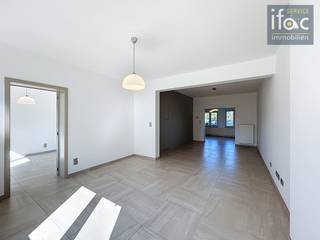 Aangename en goed gelegen 3 slaapkamer woning, met garage en ruime tuin! Op het gelijkvloers: Ruime en mooi belichte woonkamer (+/-30m²)...
