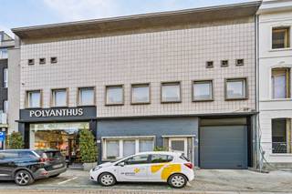 <p><strong><span>Unieke investeringskans op toplocatie in hartje Kortrijk!</span></strong><span></span></p>
<p><span>Op een perceel van maar liefst <strong><span>780 m²</span></strong> bevindt zich dit uitzonderlijk commercieel pand met een indrukwekkende <strong><span>straatgevel van 15 meter</span></strong> en een waaier aan mogelijkheden.</span></p>
<p><span>Het handelsgelijkvloers huisvest al jarenlang een succesvolle en goed draaiende winkel. Daarboven bevindt zich een <strong><span>instapklaar appartement met aangenaam zonneterras</span></strong>, aangevuld met een ruime aangrenzende <strong><span>woning</span></strong>. De ideale combinatie voor wie wonen en werken op één locatie wil verenigen.</span></p>
<p><span>Extra troeven zijn de <strong><span>doorrijmogelijkheid naar de achterliggende garage</span></strong> en de <strong><span>privéparking voor 4 à 5 wagens</span></strong>, een absolute meerwaarde in het stadscentrum. Dankzij de uitstekende zichtbaarheid en centrale ligging geniet het pand van een sterke commerciële uitstraling.</span></p>
<p><span>Daarnaast biedt deze eigendom ook een bijzonder interessant <strong><span>ontwikkelingspotentieel</span></strong>. Het perceel komt in aanmerking voor herontwikkeling tot een residentieel nieuwbouwproject met <strong><span>3 bouwlagen en een hellend dak</span></strong>. Er vonden reeds constructieve gesprekken plaats met de dienst Stedenbouw, waarbij positieve inzichten werden aangereikt voor een kwalitatieve invulling van de site, inclusief de creatie van een groene binnentuin en mogelijke parkeervoorzieningen.</span></p>
<p><span>Gelegen op een absolute toplocatie aan de <span><b>Veemarkt</b></span>, op wandelafstand van <span><b>K in Kortrijk</b></span>, het <span><b>Station Kortrijk</b></span> en de <span><b>Grote Markt Kortrijk</b></span>, combineert deze eigendom een uitstekende bereikbaarheid met een unieke commerciële en residentiële toekomstwaarde.</span></p>
<p><strong><span>Een zeldzame opportuniteit voor ondernemers, investeerders en projectontwikkelaars die op zoek zijn naar een pand met karakter, ruimte én potentieel in het centrum van Kortrijk.</span></strong><span></span></p>
