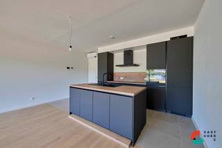 <p><b>Luxe en zorgeloos wonen aan het water in Leopoldsburg!</b></p>
<p>Zoek je een modern, energiezuinig nieuwbouwappartement waar rust en comfort samenkomen? Dit ruime gelijkvloers appartement combineert het beste van twee werelden: een ontspannend zicht op het kanaal en al het comfort van hedendaagse toparchitectuur.<br /><br />Indeling:<br />- inkomhal<br />- gastentoilet<br />- slaapkamer 1<br />- slaapkamer 2<br />- master bedroom 3<br />- prachtige badkamer<br />- technische ruimte / berging / wasplaats<br />- open keuken en leefruimte met directe toegang tot het terras van 18m2</p>
<h3><b>De troeven van deze woning:</b></h3>
<ul>
<li>
<p><b>Prachtige ligging:</b> Geniet dagelijks van het rustgevende uitzicht op het kanaal en gezellige wandelingen langs het water.</p>
</li>
<li>
<p><b>Gelijkvloers gemak:</b> Maximale toegankelijkheid en een direct gevoel van ruimte en privacy.</p>
</li>
<li>
<p><b>3 volwaardige slaapkamers:</b> Perfect voor een gezin, een ruim thuiskantoor of een hobbykamer.</p>
</li>
<li>
<p><b>Toekomstgericht & energiezuinig:</b> Gebouwd volgens de modernste normen, wat zorgt voor lage energiekosten en een hoog comfort.</p>
</li>
</ul>
<p>Laat je verrassen door de overvloedige lichtinval en het vakantiegevoel aan het water. Neem vandaag nog contact op en we helpen je dichtblij verder!</p>