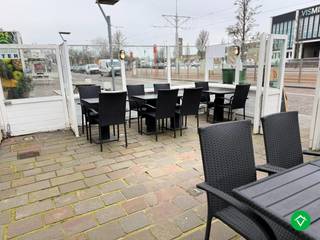 Dit horecapand is gelegen op de Kaai van Nieuwpoort Stad en bestaat uit: buitenterras - overdekt terras - de eigenlijke verbruikerszaal - lange bar...