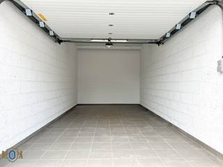 Garagebox gelegen in het centrum van Oostkamp. Voorzien van verlichting, stopcontact en elektrische poort. <br /><br />Afmetingen binnen: 2,75m x 5,80m<br />Inrijhoogte: 1,96m<br />Inrijbreedte: 2,40m<br /><br />Onmiddellijk beschikbaar.