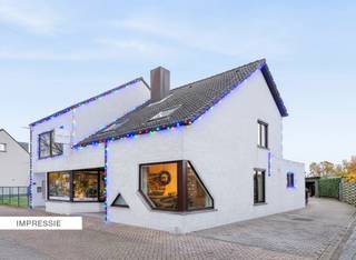 Op een gunstige locatie in Arendonk, nabij de Nederlandse grens ontdek je deze uitzonderlijke eigendom: een ruime, comfortabele woning met daaraan gekoppeld een volledig ingerichte handelsruimte. Perfect voor wie werk en privé wil combineren. <br /><br />Gelijkvloers: <br />De woning verwelkomt je via de inkomhal met apart gastentoilet. De lichtrijke leefruimte, met mogelijkheid voor een haard sluit mooi aan op de eetkamer. De open keuken is volledig uitgerust en voorzien van hoogwaardige toestellen: een composiet werkblad, inductiekookplaat, ingebouwde Novy-dampkap, dubbele koelkast, vaatwasser, oven en stoomoven (beiden Miele).<br />Aansluitend bevinden zich een praktische berging, een bureau en een wasplaats met extra douche en toilet.<br /><br />Verdieping: <br />Op de eerste verdieping vind je drie slaapkamers en een vernieuwde badkamer met inloopdouche, ligbad, toilet en lavabo in meubel. De zolder, bereikbaar via een vaste trap, biedt ruimte voor twee extra kamers.<br /><br />Handelspand:<br />Via een afzonderlijke inkom bereik je de ruime winkelruimte, die doorloopt naar een showroom of magazijn op de bovenverdieping. Achteraan bevindt zich een grote opslagruimte, ideaal voor diverse commerciële activiteiten.<br /><br />Buitenruimte: <br />Buiten geniet je van een zonnig terras aan de keuken, een aparte garage en een diepe, rustige tuin. Rust en privacy gegarandeerd! <br /><br />Extra troeven: <br />- Airco op het gelijkvloers<br />- Nieuw hoogrendementsglas (3 jaar oud) + screens<br />- Kruipruimte <br />- Zonnepanelen met groenestroomcertificaten t.e.m. 2031<br />- Interne verbinding tussen woning en handelsruimte via bureau<br />- Dubbele scheidingsmuur voor optimale geluidsisolatie<br />- Alarmsysteem in het handelspand<br /><br />Deze eigendom ligt in het levendige Arendonk, op een boogscheut van de Nederlandse grens, met alle voorzieningen binnen handbereik: winkels, scholen, openbaar vervoer en belangrijke uitvalswegen.