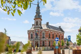 <p> Gemengd pand (winkel + appartementen) op een ideale locatie aan de Grand-Place van Lessines, vlak bij alle voorzieningen: de A8, winkels, scholen, het station, enz.</p><p>De begane grond biedt verschillende ruimtes (3 zalen), die perfect geschikt zijn voor de exploitatie van een restaurant, een winkel of elk ander professioneel project. Het pand beschikt ook over een keuken die is uitgerust met professionele HORECA-apparatuur.</p><p>Aan de achterzijde vindt u een tuin zonder inkijk, een echte troef midden in het stadscentrum, die de mogelijkheid biedt om een terras te creëren dat ideaal is voor een horecaproject.<br />Een grote kelder maakt het geheel compleet en biedt waardevolle extra opslagruimte.</p><p>Dankzij de centrale ligging, de ruime indeling en de talrijke inrichtingsmogelijkheden is dit pand zowel geschikt voor een ondernemer die zijn activiteiten wil uitbreiden als voor een belegger die op zoek is naar een pand met een aantrekkelijk rendement.</p><p>Technische gegevens: PVC-kozijnen met dubbele beglazing, gasverwarming, EPC-klasse C, elektriciteit conform de voorschriften.</p><p>Een zeldzame kans op de Grote Markt van Lessines, zeker een bezoek waard!<br />Informatie en bezichtigingen via anne-sophie@immobeguin.be</p>
