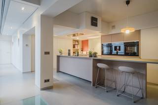 In deze woning kan u genieten van heel wat lichtinval, prachtige grote ruimtes en vele kamers. Het huis bechikt over 5 slaapkamers, een...