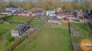 EERSTE BEZOEKDAG ZATERDAG 25/04/26 VAN 10U TOT 12U (Enkel op afspraak!) <br /><br />ERPE MERE - Deze charmante bungalow is zeer rustig en landelijk gelegen, vlak bij de Oudenaardsesteenweg, met een vlotte bereikbaarheid naar de autosnelweg, winkels, scholen en openbaar vervoer. Ondanks deze goede bereikbaarheid geniet u hier van een uitzonderlijke rust en een groene, landelijke omgeving.<br /><br />De woning heeft een bewoonbare oppervlakte van ongeveer 150 m² en beschikt over een aangenaam tuinaandeel met een prachtig zicht op omliggende weides. Ook de naastliggende weide met stallingen draagt bij tot het landelijke karakter en het open uitzicht.<br /><br />Indeling:<br />Via de inkomhal bereikt u twee slaapkamers en een badkamer. Verder beschikt de woning over een ruime leefruimte, een keuken, een toilet en een berging met toegang tot de tuin.<br /><br />Deze te renoveren bungalow biedt tal van mogelijkheden naar herindeling en modernisering, waardoor u de woning volledig naar eigen smaak kan inrichten.<br /><br />Kortom, een ideale opportuniteit voor wie op zoek is naar rustig wonen in een groene omgeving, met toch een goede bereikbaarheid naar alle voorzieningen. Neem gerust contact op via 053606560!