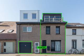 Deze verrassend ruime woning biedt maar liefst 170 m² bewoonbare oppervlakte en combineert een praktische indeling met aangename leefruimtes, een zuidgerichte tuin en prachtige landelijke vergezichten. Dankzij de open leefomgeving, de rustige buitenruimte en de vele mogelijkheden vormt deze eigendom een ideale gezinswoning.<br /><br />Bij het binnenkomen betreedt u de inkomhal die toegang geeft tot de lichtrijke leefruimte met open keuken. De woonkamer en zithoek staan in directe verbinding met het terras en de tuin, waardoor binnen en buiten naadloos in elkaar overlopen. De grote raampartijen zorgen voor veel natuurlijk licht en bieden een mooi uitzicht op het omliggende groen.<br /><br />Op het gelijkvloers bevinden zich daarnaast een praktische wasplaats, een berging, een privatieve garage en een extra kamer die perfect kan dienen als slaapkamer, bureau of hobbyruimte.<br /><br />De eerste verdieping omvat twee volwaardige slaapkamers, een badkamer en een nachthal. Op de tweede verdieping bevindt zich een ruime zolderverdieping met het potentieel om een extra slaapkamer, hobbyruimte of thuisbureau te creëren. Bovendien beschikt deze verdieping over een bijkomend terras.<br /><br />Het zuidgerichte terras en de tuin vormen een absolute meerwaarde. De tuin grenst rechtstreeks aan het Groene Lint, een geliefd fiets- en wandelpad in Oostende. Hierdoor geniet u van een bijzonder rustige en groene omgeving, zonder doorgaand autoverkeer, terwijl u dagelijks wordt getrakteerd op prachtige vergezichten en een uniek gevoel van privacy.<br /><br />Hoewel de woning deel uitmaakt van een kleinschalige mede-eigendom, zijn er geen gemeenschappelijke kosten. Hierdoor geniet u van de voordelen van een eigen woning met privatieve buitenruimtes, zonder maandelijkse syndickosten.<br /><br />De woning bevindt zich in een rustige woonomgeving in Mariakerke, waar u dagelijks geniet van groen, privacy en een aangename woonkwaliteit. Dankzij de vlotte aansluiting op de Torhoutsesteenweg bevinden winkels, supermarkten en andere dagelijkse voorzieningen zich op korte afstand. Ook scholen, openbaar vervoer en het centrum van Oostende zijn gemakkelijk bereikbaar, waardoor deze ligging de perfecte combinatie biedt tussen rust, bereikbaarheid en comfortabel wonen.<br /><br />Bent u op zoek naar een ruime woning te koop in Mariakerke met een rustige ligging, veel potentieel en een aangename buitenruimte? Contacteer Immo Francois vandaag nog voor een bezoek en ontdek zelf de vele troeven van deze eigendom.<br /><br />Woning verkopen in Oostende? Vraag je gratis schatting aan bij Immo Francois, jouw lokale makelaar.<br /><br />