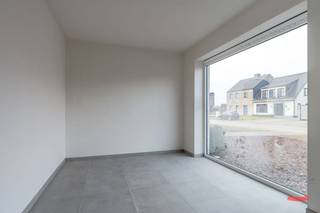 Het zoveelste nieuwbouwproject in Ravels, zeg je?<br /><br />Oké. Point taken. Maarrr soms heb je van die projecten die er echt wel uitspringen. <br />En dit is er zo eentje.<br /><br />Klinkt weer als het typische makelaarspraatje zeker? Niet dus.<br />Deze 7 nieuwbouwwoningen doen het namelijk net even wat anders dan anders:<br /><br />- Geen 7 smalle duplicaatjes naast elkaar, maar een eigentijdse architectuur die de landelijke omgeving niet verstoort. Een speelse indeling, maar met een hele mooie flow.<br /><br />- Deze aannemer zet graag de puntjes op de i. Van de hippe stalen deuren in de woonkamer tot de volledige aanleg van de voortuin; alles werd met oog voor detail afgewerkt. Een totaalplaatje dus.<br /><br />- Geen klassieke hoogbouw, maar een eigentijds interieur waar veel gespeeld wordt met licht en lucht.<br /><br />- Extreem energiezuinige afwerking, met warmtepomp, vloerverwarming én -koeling, zonnepanelen, hoogrendementsglas, topisolatie,… <br />Goed voor het milieu én voor je portemonnee.<br /><br />- Een absolute toplocatie: met de bossen letterlijk om de hoek - heb je dat uitzicht op de hertjes gespot? - maar ook op fietsafstand van de dorpskern van het mooie Ravels.<br /><br />Woning 5 is je favoriet, zeg je? Dat snappen we.<br /><br />Dit is namelijk de grootste, met z’n 174 m² bewoonbare oppervlakte. Verder heeft ‘ie een grondoppervlakte van 370m², 3 slaapkamers en een carport met eigen berging achteraan op het terrein. Graag nog een 2de parkeerplaats erbij? No problemo, dat kunnen we voor je regelen.<br /><br />Staat dit stulpje hoog op je verlanglijstje, maar wil je stiekem graag ook 1 van de andere 7 woningen bezoeken? No worries, we zetten met plezier de deuren van alle huizen voor je open. <br /><br />Graag hierover meer weten? Bel ons, mail ons, schrijf ons.<br /><br />By the way: dit project wordt verkocht onder 21% BTW op de constructie, en 12% registratierechten op de grond.