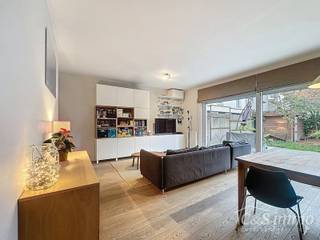 <p>Deze moderne en energiezuinige <strong>halfopen bebouwing</strong> maakt deel uit van één van de <strong>eerste woonprojecten in de gegeerde wijk Regatta</strong>. Wat deze woning extra bijzonder maakt, is haar <strong>halfopen karakter</strong> én de <strong>vrije ligging aan de achterzijde</strong>, waar geen woning tegenover staat. Dit zorgt voor meer privacy, open zicht en een aangenaam ruimtelijk gevoel.</p>
<p>De woning biedt uitzonderlijk wooncomfort en is ideaal voor een groot gezin of voor wie ruimte en kwaliteit weet te appreciëren. Met maar liefst <strong>vijf volwaardige slaapkamers</strong>, een zonnige tuin en een doordachte indeling met kwalitatieve afwerking, is dit een woning waar comfort en functionaliteit perfect samenkomen. Aan de voorzijde van de woning bevindt zich bovendien een <strong>leuke speeltuin</strong>, wat een extra troef is voor gezinnen met kinderen.</p>
<p>Bij het betreden van de woning kom je terecht in een <strong>ruime inkomhal</strong> met gastentoilet en een royale <strong>berging/technische ruimte</strong>, waar voldoende plaats is voorzien voor een wasmachine, droogkast én een extra toestel.</p>
<p>De <strong>lichtrijke leefruimte met open keuken</strong> vormt het hart van de woning en geniet dankzij de grote raampartijen van een mooi zicht op de aangename tuin. De <strong>moderne, volledig uitgeruste keuken</strong> beschikt over een kookplaat met dampkap, oven, koelkast met vriesvak en een vaatwasser.</p>
<p>Op de <strong>eerste verdieping</strong> bevinden zich drie slaapkamers en een comfortabele badkamer met dubbele lavabo, douche en ligbad. De <strong>tweede verdieping</strong> biedt plaats aan nog twee slaapkamers, waarvan één met een aparte dressing.</p>
<p>Daarnaast is de woning uitgerust met een <strong>ventilatiesysteem</strong> en behaalt zij een <strong>gunstig EPC-label A</strong>, wat zorgt voor een bijzonder laag energieverbruik. Extra bergruimte is voorzien op de zolder.<br /><br />Een bod doen is mogelijk vanaf 475.000 euro.</p>
<p>Tot slot is er de <strong>mogelijkheid om een garagebox aan te kopen aan €38.000</strong>.</p>