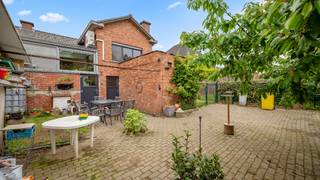 Landhuis met tuin op een zuidelijk georiënteerd perceel van 14a72ca.<br />Omvat: inkom, living van 36m², volledig ingerichte keuken met aanpalende veranda (met airco), 3 slaapkamers (15m², 15m² en 7m²), badkamer (ligbad/douche, lavabo en wc), garage, wc, wasplaats en berging.<br />Bouwjaar: 1973 doch recenter vernieuwingen zowel buitenschrijnwerk, dakbedekking en keuken.<br />CV met mazout. <br />EPC: 469 kWh/m² jaar - energielabel E - UC: 3865455-RES-1 . Ki 1.263 euro.<br />Totale vloeroppervlakte: 210m².<br />Stedenbouwinfo in aanvraag (woonuitbreidingsgebieden, woongebieden - RUP Woonzonering in woonwijk).<br />Perceelscore A - gebouwsscore A. Geen risicozone voor overstromingen.<br /><br />PREMIES voor renovatie: informatie over premies en financiële steun bij de renovatieverplichting kan u raadplegen op de website https://www.vlaanderen.be/een-huis-of-appartement-kopen/renovatieverplichting-voor-residentiele-gebouwen . Renovatieverplichting: kopers van woningen met een EPC-label E of F worden verplicht om binnen de 6 jaar na datum notariële akte de woning energetisch te renoveren tot minimum energielabel D = EPC 400 kWh/m² of beter.