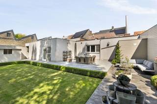 <p>Een VOLLEDIG UITGERUST handelspand met winkelruimte, atelier en een aparte RUIME WONING. TOPGELEGEN vlakbij het centrum van Meulebeke met parkeergelegenheid voor de deur. Indeling handelspand: Perfect uitgeruste, ruime winkelruimte met koeltoog en bijhorende koelcel, goed onderhouden werkplaatsen, opslagruimte, een koel- en vriescel en een praktische wasplaats. Indeling woning: Gezellige woon- en eetkamer met open, volledig geïnstalleerde keuken, een bureauruimte en een zonnige, grote tuin met terras en tuinberging.Op de eerste verdieping bevindt zicht een nachthal die toegang biedt tot vijf ruime slaapkamers en een volledig uitgeruste badkamer. Een unieke kans voor wie wonen en werken wil combineren. TROEVEN: commerciële ligging, parkeergelegenheid voor de deur en top onderhouden. Bezoek na afspraak: info@immobeguin.be</p>