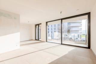 In het<strong> gloednieuwe en pas opgeleverde project Residentie Scaldia </strong>kan u dit 1-slaapkamerappartement op de eerste verdieping terugvinden. Het appartement is gelegen op een uitzonderlijke locatie op De Zaat, waarbij rust, modern wooncomfort en een prachtig uitzicht op de Schelde samenkomen.<br /><br />Via de inkomhal kom je binnen in een lichtrijk en doordacht ingedeeld appartement. Aansluitend bevindt zich een praktische berging, ideaal voor voorraad of het wegbergen van huishoudelijke toestellen. De leefruimte vormt een <strong>open en uitnodigende plek, met grote raampartijen </strong>die zorgen voor een aangename lichtinval en een mooi zicht op het water. De <strong>kwaliteitsvolle keuken</strong> is uitgerust met alle hedendaagse toestellen en sluit naadloos aan op de woonkamer, waardoor koken en gezellig vertoeven hier hand in hand gaan. De slaapkamer bevindt zich achteraan in het appartement en biedt <strong>directe toegang tot de moderne badkamer</strong>. <br /><br />Het <strong>ruime terras </strong>is een absoluut pluspunt. Dankzij de aangename oppervlakte is er voldoende plaats voor zowel een loungehoek als een eettafel – de ideale setting om te ontspannen of te genieten van een heerlijk uitzicht op de Schelde. Verder beschikt het appartement over een <strong>kelderberging </strong>en een <strong>autostaanplaats die apart kan worden bijgehuurd. </strong>Het appartement wordt <strong>volledig geschilderd </strong>opgeleverd en voorzien van <strong>verlichting én gordijnen</strong>, zodat je zonder zorgen kan intrekken.<br />Daarnaast wordt een bijzonder <strong>energiezuinig </strong>karakter gegarandeerd dankzij o.a. zonnepanelen, een warmtepomp en vloerverwarming. <br /><br /><strong>Huurprijs: €990/maand + algemene onkosten: €100/maand</strong><br />Optionele autostaanplaats: €65/maand<br /><br />Interesse in een bezoek? <strong>Bel: 03/502.98.74 of stuur een mail naar cvg@claves.be </strong><br /><br /><em>Ligging – De Zaat, Temse:<br />Een bruisende en geliefde woonwijk met alles op wandelafstand: winkels, dokter, restaurants, kapper, de wekelijkse markt, groene wandelpaden en een unieke band met de rivier. Hier woon je rustig én toch centraal.</em>