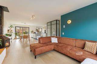 <p><span>Instapklare woning met garage en laadpaal op rustige topligging in Brasschaat</span></p><p><span>Deze verzorgde, instapklare woning is ideaal gelegen in een rustige woonwijk, op wandelafstand van het gezellige centrum van Brasschaat. De woning bevindt zich aan een autovrij wandelpaadje, waardoor u hier geniet van absolute rust en privacy. Parkeren kan vlakbij, aan de aparte garage die bovendien uitgerust is met een privélaadpaal voor elektrische wagens.</span></p><p><span> </span></p><h3><span>Indeling</span></h3><p><span>Gelijkvloers</span></p><ul><li><span>Inkomhal </span></li><li><span>Gastentoilet met lavabo</span></li><li><span>Open, lichtrijke leefruimte met woonkamer (vaste kastenwand en designhaard), eetkamer en volledig ingerichte keuken (vaatwasser vernieuwd in 2025)</span></li><li><span>Traphal naar de bovenverdieping</span></li></ul><p><span>Eerste verdieping</span></p><ul><li><span>Apart toilet</span></li><li><span>Badkamer met ligbad en dubbele wastafel</span></li><li><span>3 volwaardige slaapkamers (ca. 10 m², 14 m² en 19 m²), waarvan 2 voorzien van rolluiken</span></li></ul><p><span>Tweede verdieping</span></p><ul><li><span>Ruime zolderkamer (ca. 23 m²) met volledige ingebouwde kastenwand en rolluik</span></li><li><span>Extra kamer (ca. 7 m²), momenteel ingericht als bureau, eveneens met rolluik</span></li><li><span>Bergruimte onder het schuine dak met aansluiting voor wasmachine en droogkast</span></li></ul><h3><span>Buitenruimte</span></h3><ul><li><span>Tuin van 160m² met ruim terras, vijver, trampoline, speeltoestel en tuinhuis</span></li><li><span>Voortuin met praktische containerberging</span></li><li><span>Niet-inpandige garage (24 m²) met privélaadpaal</span></li></ul><h3><span>Troeven</span></h3><ul><li><span>Zeer rustige ligging in aangename woonwijk, met winkels, scholen, bakker en apotheek op wandelafstand</span></li><li><span>Instapklaar</span></li><li><span>Overal HR-glas</span></li><li><span>Rolluiken aan alle slaapkamers aan de achterzijde</span></li><li><span>Vliegenramen aan alle ramen</span></li><li><span>Op maat gemaakte rolgordijnen op het gelijkvloers</span></li><li><span>EPC-score C (2019). Na opmaak van het attest werd een nieuwe boiler geïnstalleerd, wat mogelijk resulteert in een gunstigere score bij een herberekening. </span></li><li><span>Elektriciteit conform</span></li><li><span>Asbestveilig </span></li></ul><p><span>Bent U op zoek naar een instapklare woning op een rustige topligging in Brasschaat? Neem gerust contact op voor meer informatie of een bezoek ter plaatse.</span></p><p><span> </span></p><p><span> </span></p>