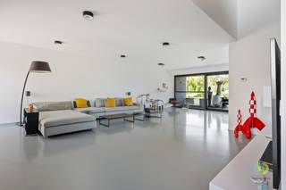 <p><span>Op een uitstekende locatie, vlak bij de verbindingsweg tussen Aalst en Brussel, bevindt zich deze indrukwekkende, moderne woning. Dankzij haar doordachte indeling is ze perfect voor wie wonen en werken wil combineren, maar ook ideaal als kangoeroewoning.<br />De volledige eerste verdieping (ca. 170m²) vormt één royale leefruimte met een stijlvolle, volledig uitgeruste open keuken, een ruime eetplaats en een gezellige zithoek. Grote raampartijen zorgen voor een overvloed aan natuurlijk licht en geven vanuit elke ruimte toegang tot het zonnige terras met uitzicht op en rechtstreekse toegang tot de tuin.<br />Via de open trap bereikt u de tweede verdieping, waar twee bijzonder ruime slaapkamers, een open dressing en een luxueuze badkamer met ligbad, inloopdouche, dubbele wastafel en toilet zorgen voor optimaal wooncomfort.<br />Het gelijkvloers (ca. 210m²) biedt tal van mogelijkheden met een ruime garage, toegankelijk langs twee zijden, een bureau of extra slaapkamer, een aparte badkamer en toilet, en een polyvalente ruimte die perfect dienst kan doen als praktijk, atelier, kantoor of hobbyruimte.<br />Ook op vlak van comfort en energie scoort deze woning uitstekend dankzij vloerverwarming, zonnepanelen en hoogwaardige afwerking. Een unieke eigendom voor wie op zoek is naar ruimte, flexibiliteit en modern wooncomfort.</span></p>