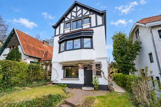<p>Gelegen in het hart van één van de mooiste lanen van Watermaal-Bosvoorde, op wandelafstand van de Keymplein, biedt deze karaktervolle woning ongeveer ±203 m² bewoonbare oppervlakte (volgens EPC) en vormt ze een perfecte balans tussen authentieke charme en hedendaags wooncomfort.</p>
<p>Vanaf het eerste moment weet de woning te verleiden met haar authenticiteit: originele materialen, royale volumes en een mooie lichtinval… Een warme, bijna tijdloze sfeer, die doorheen de jaren werd verrijkt met doordachte aanpassingen afgestemd op de woonbehoeften van vandaag.</p>
<p>Hier staat karakter niet stil — het evolueert met de tijd.</p>
<p>Achteraan bevindt zich de echte troef: een prachtig perceel van 565 m², een zeldzaamheid in de buurt. Een ruime, rustige en groene buitenruimte die een uniek gevoel van rust biedt in Brussel, met uitzonderlijk potentieel.</p>
<p>De ligging is een absolute meerwaarde: een gegeerde residentiële omgeving, op korte afstand van winkels, scholen en openbaar vervoer (onder andere bus 95), met een vlotte verbinding naar het stadscentrum, terwijl u geniet van een groene en rustige leefomgeving.</p>
<p>Beschikbaar bij akte, vormt deze woning een unieke opportuniteit voor liefhebbers van karaktervolle panden die ze naar eigen smaak willen aanpassen, met een sterke basis en een topligging.</p>
<p>PEB : F – 320 kWh/(m².an) – 64 kg CO₂/(m².an)</p>