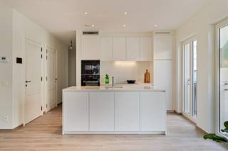 Dit prachtig appartement ligt op het gelijkvloers in Residentie Le Manoir.Het appartement bestaat uit een inkomhal, gastentoilet, eethoek, open...