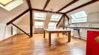 <p>Dit appartement vlakbij de Botanique en het Koninklijk Circus zal u bekoren door zijn lichtinval, indeling en uitstekende ligging.</p>
<p>Indeling als volgt: de inkomhal geeft toegang tot 2 slaapkamers en 2 badkamers, op de verdieping erboven de lichtrijke leefruimte met de volledig uitgeruste keuken en toegang tot het terras. Mogelijkheid om een ondergrondse parkeerplaats in het gebouw te huren: €125,00/ maand. Het appartement beschikt over een kelder. Provisie gemeenschappelijke kosten: €145/maand . Onmiddelllijk beschikbaar.</p>
<p>Dit appartement zal u bekoren door zijn natuurlijke lichtinval, zijn comfort en zijn ligging. Een bezoek is een must !</p>