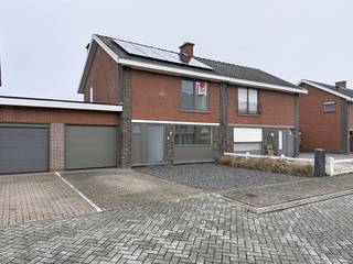 Upon entering the house, you are welcomed into the entrance hall with a separate guest toilet. From the hall, you walk through to the true...