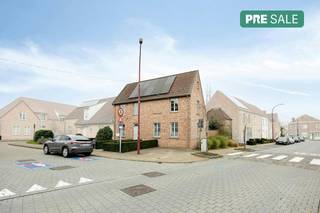 Op zoek naar een instapklare, recente woning met uitgebreide flexibiliteit op een gunstige locatie? Deze halfopen bebouwing in Astene is dé...