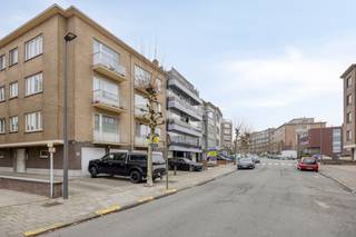 <br />Instapklaar en lichtrijk 2-kamerappartement met garagebox op topligging<br />Immo DAVID stelt u met trots dit instapklare en bijzonder lichtrijke 2-kamerappartement voor, gelegen in een kleinschalig en goed onderhouden gebouw. Dankzij de centrale ligging geniet u van een uitstekende bereikbaarheid én een aangename woonomgeving.<br />Het appartement omvat een inkomhal die via een stijlvolle glaspartij in verbinding staat met de leefruimte, wat zorgt voor een extra ruimtelijk gevoel en maximale lichtinval. De gezellige living sluit naadloos aan op de volledig geïnstalleerde open keuken (2018). Verder beschikt het appartement over een apart toilet, een praktische wasplaats, een badkamer en twee slaapkamers, waarvan één is uitgerust met een eigen wastafel en douche.<br />Een absolute meerwaarde zijn de twee terrassen aan voor- en achterzijde, ideaal om op elk moment van de dag van de zon te genieten. Bovendien is er een lift aanwezig in het gebouw.<br />Bij het appartement hoort er tevens een garagebox bij. Mogelijkheid om de garagebox afzonderlijk aan te kopen voor 25.000,- euro.<br />De ligging is ronduit uitstekend: vlakbij de Ring, Brussel, Laarbeekbos, UZ Jette, fietssnelwegen, scholen, winkels en openbaar vervoer.<br />Daarnaast beschikt het appartement over een gunstig EPC (score D).<br />Kortom: een instapklaar appartement met licht, ruimte en topligging – absoluut een bezoek waard!