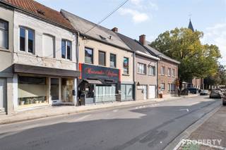 Op een centrale locatie in Wevelgem vindt u deze ruime, verzorgde woning met 178 m² bewoonbare oppervlakte en een perceel van 210 m². De woning telt 3 tot 4 volwaardige slaapkamers en een moderne badkamer.De begane grond verwelkomt met een lichtrijke living die naadloos overgaat in een open keuken met eetruimte. Dankzij de schuifdeur loopt u vanuit de eetkamer zo de onderhoudsvriendelijke tuin in.De handelsruimte vooraan kan eenvoudig aangepast worden tot studio met badkamer ( nutsvoorzieningen zijn aanwezig).Op de eerste verdieping vindt u twee ruime slaapkamers en een moderne badkamer met inloopdouche en wastafel. De zolderruimte geeft volop potentieel: een grote polyvalente ruimte met zichtbare houten balken biedt talloze mogelijkheden als extra slaapkamer(s), thuiskantoor of speelruimte.Tegenover de woning is voldoende parkeerplaats in de straat. Deze woning combineert ruimte, licht en praktische indeling in een aantrekkelijke buurt van Wevelgem, dichtbij winkels, scholen en openbaar vervoer. Een uitstekende keuze voor gezinnen die ruimte en flexibiliteit zoeken.