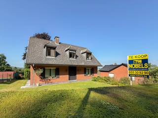 <p><strong>RUIME VILLA</strong><span> met </span><strong>PANORAMISCH UITZICHT</strong><span> over Oudenaarde en het </span><strong>OMLIGGENDE GROENE LANDSCHAP! O</strong><span>p een </span><strong>UITZONDERLIJKE LIGGING</strong><span> met een zee aan </span><strong>RUIMTE (BRUIKBAAR OPPERVLAK VAN 314M²)</strong><span>. Gelegen op een heuvel in het hart van de </span><strong>VLAAMSE ARDENNEN</strong><span>.  Binnenin biedt de woning een </span><strong>ROYALE OPPERVLAKTE</strong><span> die zich uitstekend leent voor de </span><strong>INRICHTING NAAR EIGEN WENSEN</strong><span>. De huidige staat vormt een </span><strong>MOOIE BASIS</strong><span> om dit pand om te vormen tot een eigentijdse </span><strong>GEZINSWONING MET KARAKTER</strong><span>. U geniet van een ruime woonkamer, die voortvloeit in een </span><strong>LICHTRIJKE VERANDA MET DAKTERRAS</strong><span>, waar u panoramisch zicht heeft over de omgeving. Verder is er een grote keuken, </span><strong>BUREEL</strong><span>, badkamer en </span><strong>4 VOLWAARDIGE SLAAPKAMERS</strong><span>. Bovendien geniet u van een </span><strong>VOLLEDIGE ONDERKELDERING</strong><span>, die voor extra berg- en wasruimte en de mogelijkheid biedt voor </span><strong>HOME-OFFICE, WERKATELIER, MANCAVE,…</strong><span> De ligging is een van de absolute troeven: op een </span><strong>RUSTIGE, RESIDENTIËLE LOCATIE</strong><span> waar natuur en bereikbaarheid hand in hand gaan. Oudenaarde centrum met haar winkels, scholen en horeca, bevindt zich op een boogscheut, terwijl wandelaars en fietsers zich kunnen uitleven in de </span><strong>GLOOIENDE OMGEVING VAN DE VLAAMSE ARDENNEN.</strong></p>
<br />Deze villa is de <strong>IDEALE KEUZE</strong> voor wie op zoek is naar ruimte, een prachtig uitzicht en de mogelijkheid om een woning volledig naar eigen smaak af te werken.<br /><br />Adres: Vlaamse Ardennendreef 19 te Oudenaarde<br /><br />Geen renovatieplicht; P-score: A, G-score: A