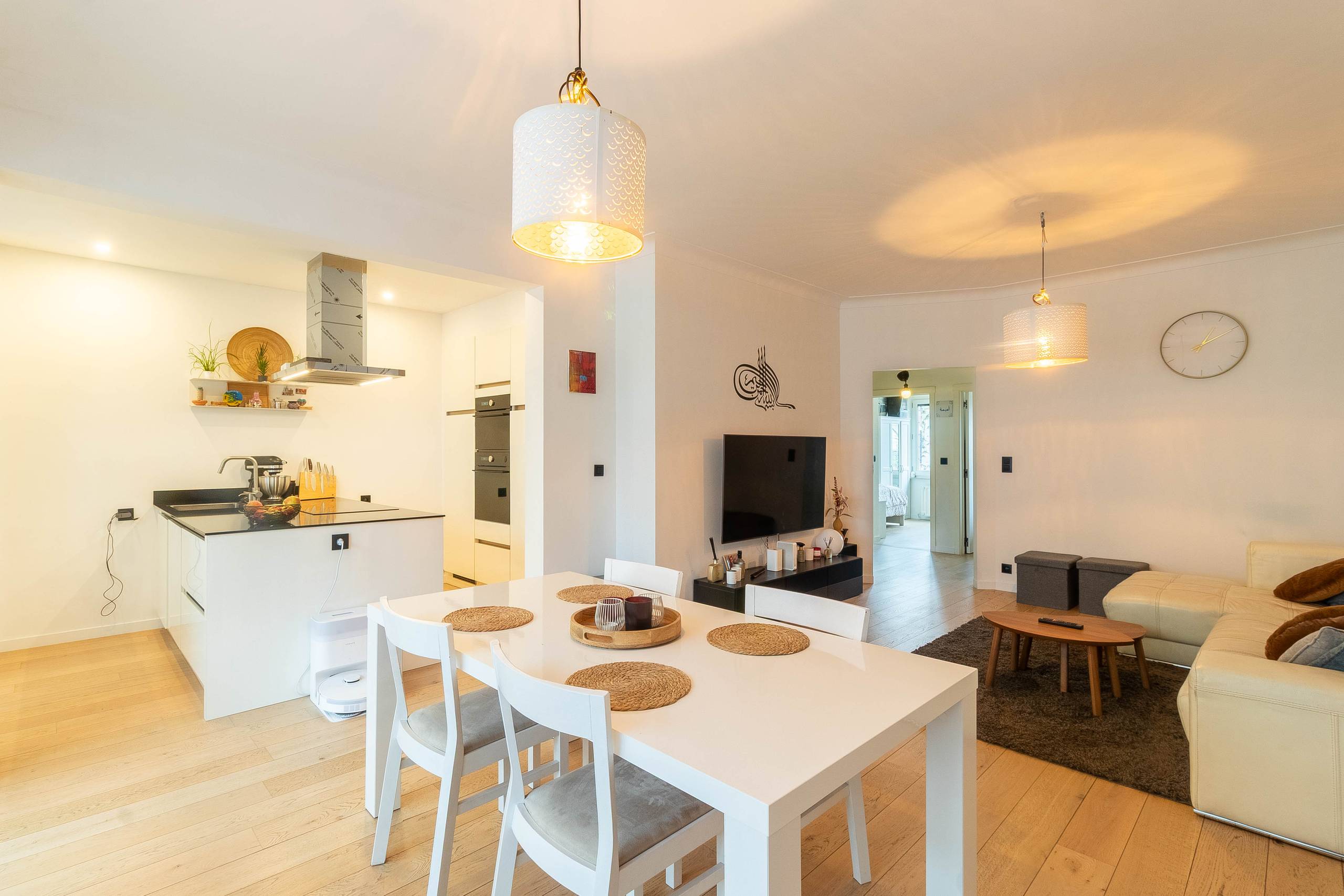 Stijlvol gerenoveerd appartement met autostaanplaats! - foto 1