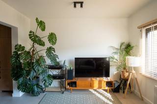 <p>Op de Plantin en Moretuslei, op de grens tussen Zurenborg en Borgerhout, vind je dit charmante appartement van 65 m². Dankzij de ligging geniet je van een vlotte bereikbaarheid, terwijl je toch op wandelafstand bent van de gezellige cafés en restaurants rond de Dageraadplaats en het levendige Borgerhout — dat recent nog door Time Out werd uitgeroepen tot de tweede coolste wijk ter wereld.</p><p>Het appartement beschikt over een lichte leefruimte met voldoende ruimte voor een gezellige zithoek en eventueel een bureau. De open keuken is praktisch ingedeeld en uitgerust met een grote koelkast met apart diepvriesvak. Aansluitend bevindt zich een apart toilet.</p><p>De badkamer is uitgerust met een inloopdouche en een lavabo geïntegreerd in een praktisch badkamermeubel met voldoende opbergmogelijkheid. In de slaapkamer is er plaats voor een groot bed en ruimte om kleding netjes op te hangen of op te bergen. Daarnaast is er een kleine berging met aansluiting voor wasmachine en droogkast.</p><p>Doordat het appartement zich op de bovenste verdieping bevindt, geniet je van de extra ruimte die de gang te bieden heeft. Hier is plaats om jassen en schoenen achter te laten, en eventueel andere spullen op te bergen.</p><p>Er is in 2026 nog een isolatie tegen de volledige achtergevel geplaatst waardoor de werkelijke EPC A is. Dankzij de driedubbele beglazing geniet je bovendien van volledig akoestisch comfort.</p><p>Tot slot beschikt het appartement over een ruime kelder, handig voor extra opbergruimte.</p><p>Kijkmomenten op 17/10, 21/10 en 24/10, inplannen via https://calendly.com/keustermanselies/kijkmoment</p>