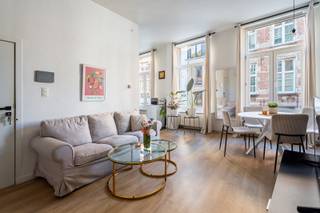 Wil je wonen midden in het bruisende hart van Antwerpen? Dan zit je hier helemaal goed. De Vlasmarkt is een levendige en sfeervolle locatie in het historische centrum, omringd door charmante straatjes, gezellige cafés en leuke eetadresjes. De Grote Markt, Scheldekaaien en het Modekwartier liggen op wandelafstand, net als winkels, cultuur en openbaar vervoer.<br /><br />Het appartement bevindt zich op de eerste verdieping van een kleinschalig neoclassicistisch winkelhuis met slechts drie units, wat zorgt voor een aangenaam, rustig karakter en geen maandelijkse lasten.<br /><br />Het leefgedeelte biedt meer dan voldoende ruimte voor een gezellige zithoek en eettafel. Hoge plafonds en grote raampartijen zorgen voor veel natuurlijk licht en geven het appartement een authentiek cachet. De open keuken sluit mooi aan op de leefruimte en is volledig en praktisch ingericht.<br /><br />Achter het aparte toilet bevindt zich een handige berging met aansluiting voor wasmachine. Aan de achterzijde ligt de ruime slaapkamer met ensuite badkamer, voorzien van douche en wastafel. Vanuit de slaapkamer heb je toegang tot een klein dakterras, een fijne extra die je volledig naar eigen smaak kan inrichten.<br /><br />Kortom, een charmant en lichtrijk appartement op een toplocatie, ideaal voor starters of als interessante investering in het historische centrum van Antwerpen.<br /><br />Epc: 272 kWh/m2, P-score: D, G-score: D, Stedenbouwkundige gegevens in aanvraag