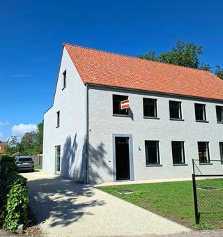 * WONING LINKS NOG BESCHIKBAAR !* <br />High-end afgewerkte halfopen nieuwbouwwoning met 4 à 5 slaapkamers.<br />Mooie zuid-westgeoriënteerde tuin met gazon, afgewerkt terras en oprit in castle grind.<br />Deze prachtig afgewerkte woning (2026) heeft een inkomhal met gastentoilet en handenwasser, beuken trap met smeedijzeren spijlen naar de eerste verdieping en toegang naar de leefruimte via smeedijzeren dubbele deur. Eveneens toegang naar bureauruimte.<br /><br />Leefruimte met veel lichtinval. Open keuken met kookeiland en toegang naar ruime berging/wasplaats. Schuifraam en glazen achterdeur naar het terras.<br />Het volledige GV is voorzien van grote keramische tegels 90x90. De keuken is uitgerust met een inductievuur (Bora) met geïntegreerde dampkap, spoelbak, vaatwasmachine, koelkast met vriescombinatie, oven en microgolfoven.<br /><br />Op de 1ste verdieping bevinden zich 3 slaapkamers op hoogwaardig en slijtvast clickvinyl, waarvan masterbedroom met ruime dressing. Badkamer met ligbad, dubbel wastafelmeubel, spiegelkast, toilet en inloopdouche.<br /><br />Toegang naar 2e verdieping via vaste open trap, volledig afgewerkte polyvalente ruimte of bijkomende slaapkamer en aparte bergruimte met technische toestellen.<br /><br />PLUSPUNTEN: 10 zonnepanelen; warmtepomp Buderus lucht/water; overal vloerverwarming; ventilatiesysteem Renson type D; driedubbele beglazing; Proximusaansluiting; uitmuntende centrale ligging midden in het dorp van Halle; E-peil onder 0 (A+); aangelegde oprit en zonnig terras, gazon ingezaaid; 6% BTW mogelijk ov.<br /><br />Totale grondoppervlakte: 505 m² (linkse woning) <br />UPDATE: rechtse woning is verkocht.<br /><br />Voor alle info en bezoek: 0474/699.692 (An)