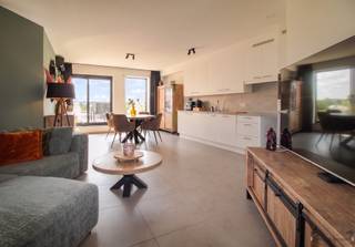 <h1><span>Prachtig instapklaar appartement met 3 slaapkamers, 2 badkamers, terras en 2 parkings </span></h1><p><span>Bent u op zoek naar een ruim, stijlvol en volledig instapklaar appartement op een uitstekende locatie? Dan is dit prachtige appartement op de eerste verdieping in Nijlen zeker een bezoek waard.</span></p><p><span>Dit recent appartement, gebouwd in 2021, combineert hedendaags wooncomfort met een warme, landelijke uitstraling. Met een bruto vloeroppervlakte van 103 m² (EPB) biedt het alle ruimte voor comfortabel wonen.</span></p><p><span>De lichtrijke leefruimte sluit naadloos aan op het gezellige terras, waar u in alle rust kunt genieten. De moderne keuken en praktische berging maken het geheel compleet.</span></p><p><span>Het appartement beschikt over drie slaapkamers. De master bedroom is voorzien van een eigen dressing en een en-suite badkamer met douche en enkele wastafel. Daarnaast is er een tweede, volledig uitgeruste badkamer met ligbad en dubbele wastafel. Een apart gastentoilet met handenwasser zorgt voor extra comfort.</span></p><p><span>Verder beschikt u over een privatieve berging, 1 open staanplaats én een overdekte parkeerplaats. Voor fietsen is er een gezamenlijke fietsenstalling aanwezig.</span></p><p><span>Ook op technisch vlak scoort deze eigendom uitstekend:</span></p><ul><li><span>Bouwjaar 2021</span></li><li><span>EPB E26, label A</span></li><li><span>Elektriciteit conform</span></li><li><span>Airco </span></li><li><span>Lift </span></li><li><span>Terras</span></li><li><span>Asbestvrij</span></li><li><span>2 slpks met inklapbare bedden</span></li><li><span>1 slpk met dressing en badkamer</span></li><li><span>1 overdekte parking</span></li><li><span>1 open parking</span></li><li><span>Ventilatie type D</span></li><li><span>Berging glkvs met elektriciteit</span></li><li><span>Vlakbij faciliteiten</span></li><li><span>Gem. Kost: 131€/m + beurtrol poetsen</span></li><li><span>Volledig instapklaar</span></li></ul><p><span>De ligging is een absolute troef. Het appartement bevindt zich in Nijlen, op korte afstand van winkels, scholen, openbaar vervoer en andere dagelijkse voorzieningen. Dankzij de vlotte verbinding met de E313 geniet u bovendien van een uitstekende bereikbaarheid.</span></p><p><span>Kortom, een uitzonderlijk mooi en kwalitatief afgewerkt appartement waar u zonder zorgen meteen kunt intrekken. Ideaal voor wie op zoek is naar comfort, ruimte, gunstige ligging. Bovendien geniet u zo van meer vrije tijd door het weinig onderhoud.</span></p><p><span>Interesse? Contacteer mij vandaag nog voor meer informatie of een bezichtiging. Nicki: 0496 02 35 68, <span>nf@janssenenjanssen.be</span></span></p><p><span>Kantoor: Woeringenstraat 23a, 2560 Nijlen</span></p><p><span> </span></p><p><span>Vergunning/Woongebied/Gn rechterlijke herstelmaatregelen of bestuurlijke maatregel/Gn voorkooprecht/Gn verkavelingsvergunning</span></p>