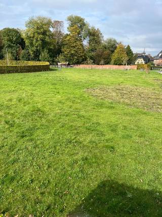 <strong>Ruime bouwgrond</strong> van 813 m² voor<strong> open bebouwing in Izegem</strong> – <strong>zonder bouwverplichting</strong><br /><br />In de Groenstraat in Izegem bieden wij deze ruime bouwgrond van 813 m² voor open bebouwing te koop aan.<br /><br />Het perceel is gelegen in een rustige, doodlopende straat, waar u geniet van een aangename woonomgeving.<br />Een ideale locatie voor wie rustig wil wonen, met het centrum van Izegem en de dagelijkse voorzieningen binnen bereik.<br /><br />Dankzij de soepele bouwvoorschriften beschikt u over heel wat mogelijkheden om uw toekomstige woning volledig naar eigen smaak en wensen te realiseren.<br /><br />Bovendien geldt er geen bouwverplichting, waardoor u vrij bent in de keuze van uw bouwpartner en het tijdstip waarop u wenst te bouwen.<br /><br />Een mooie opportuniteit voor wie op zoek is naar een ruim perceel op een rustige locatie!