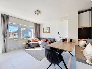 Schitterend en volledig gerenoveerde penthouse, centraal gelegen te Nieuwpoort-Bad, op slechts enkele stappen van de Zeedijk, het strand en de winkelstraat.<br />Het appartement omvat een inkomhal met apart toilet, een badkamer met inloopdouche en één slaapkamer met ingebouwde kasten. Verder beschikt het over een lichtrijke woonkamer met eethoek, een open keuken en toegang tot het ruime en zonnige terras met zeezicht. Het appartement wordt gemeubeld aangeboden en een private kelderberging is inbegrepen in de prijs.<br />Dankzij de volledige renovatie en de centrale ligging is het ideaal als tweede verblijf aan zee of als interessante investering.