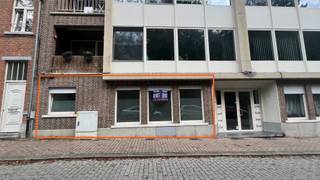 Gelijkvloers APPARTEMENT met 3 slaapkamers, terras en garage te huur in het centrum van Diest, Veemarkt 9.<br /><br />Het appartement is gelijkvloers gelegen en heeft een bewoonbare oppervlakte van 103 m² (bron : epc) en zicht op het Warandeparkt.<br /><br />Indeling van het appartement :<br />- inkomhal met apart toilet<br />- woonkamer met open keuken<br />- 3 slaapkamers, waarvan één met terras<br />- berging<br />- garage<br /><br />CV op gas, condensatieketel<br />EPC : 297, label C<br /><br />Huurprijs : 850 € per maand<br />Geen gemeenschappelijke kosten<br /><br />Wij maken graag tijd voor U om dit appartement te bezichtigen. Hiervoor reageert U best via de onze website www.alvast.be, zo voegen wij U toe aan de lijst van geïnteresseerde.<br /><br />Alle gegevens zijn louter informatief, onder elk voorbehoud, en voor zover het pand intussen niet verhuurd of verkocht is.<br />Dit pand wordt door ons geplaatst op volgende websites :<br />-www.alvast.be<br />-www.immoscoop.be<br />-www.zimmo.be<br />-www.spotto.be<br />Indien U het pand op andere websites zou aantreffen is dit niet door ons geplaatst en is de info mogelijk niet up-to-date.