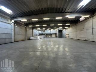 Logistiek magazijn van +/- 1.000 m² met kantoorruimte te huur op het LAR in Rekkem. Strategisch gelegen op het internationale transportcentrum LAR, nabij de E17 en E403 en de Franse grens, met een uitstekende bereikbaarheid voor nationaal en internationaal goederenvervoer.<br /><br />Het magazijn beschikt over een oppervlakte van +/- 1.000 m², een vrije hoogte van 6 m en een polybetonvloer. Dankzij de aanwezigheid van 3 laadkades en 1 sectionale poort is een efficiënte laad- en loswerking gegarandeerd. Boven de laadkades bevindt zich ca. 100 m² kantoorruimte, aangevuld met sanitaire voorzieningen.<br /><br />De site biedt bovendien ruime parkeermogelijkheden en voldoende buitenruimte, wat bijdraagt aan een vlotte logistieke organisatie.<br /><br /><strong>Kleinere of grotere oppervlaktes ook beschikbaar op de site, voor meer info neem gerust contact.</strong><br /><br />Contacteer PANORAMA B2B voor bijkomende (technische) inlichtingen, plannen of een vrijblijvend plaatsbezoek op 056 222 562.