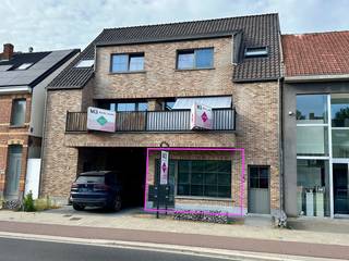Welkom te Vossenkotstraat 40A te Sint-Niklaas. Op het gelijkvloers vinden we het handelspand terug met een totale oppervlakte van 60m2. Het...