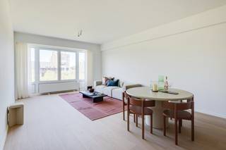 In residentie AM51, gelegen aan de Amerikalei 51, bieden we dit instapklare en smaakvol afgewerkte appartement te koop aan. Het gebouw ondergaat momenteel een vernieuwing. Dit appartement behoort tot de eerste volledig afgewerkte units in het project – een unieke kans om nu al te wonen in een vernieuwd gebouw dat binnenkort volledig tot zijn recht komt.<br /><br />Met een bewoonbare oppervlakte van ca. 82 m² geniet u van een ruime en lichtrijke leefruimte met een open keuken, coffeecorner en centraal eiland. De maatwerkkeuken in notelaar, afgewerkt met een travertin werkblad, is uitgerust met alle nodige toestellen en vormt een echte eyecatcher die perfect aansluit bij de leefruimte.<br /><br />Verder beschikt het appartement over één comfortabele slaapkamer, een stijlvolle badkamer, een apart gastentoilet, een praktische vestiairekast en een ruime berging met aansluiting voor wasmachine en droogkast. Het appartement behaalt bovendien een gunstig EPC-label A, wat bijdraagt aan een energiezuinig en comfortabel woonklimaat.<br /><br />Privatieve kelderberging inbegrepen. <br /><br />De ligging is een absolute troef. Amerikalei 51 bevindt zich op een uitstekende locatie nabij het Zuid en de Marnixplaats, één van de meest levendige buurten van Antwerpen. Tal van restaurants, cafés, winkels en boetieks bevinden zich op wandelafstand, evenals een vlotte verbinding naar het stadscentrum en belangrijke invalswegen. Parkeren kan eenvoudig voor de deur met een bewonerskaart. Voor het gebouw zijn 4 openbare laadpunten.<br /><br />Bent u op zoek naar een kwalitatief afgewerkt appartement op een topligging in Antwerpen? Dan is dit een opportuniteit die u niet wil missen. Contacteer ons voor meer informatie of een bezoek.