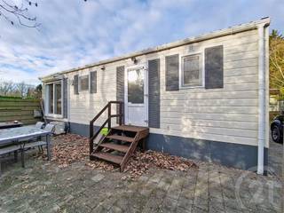 Instapklare chalet op maat - rustig gelegen, veelzijdig inzetbaar.Deze charmante chalet werd 12 jaar geleden op maat vervaardigd en verkeert in een...