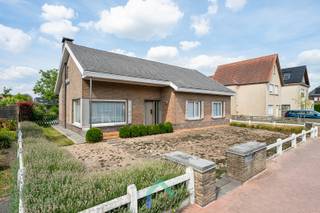 Renovatierapport beschikbaar op aanvraag!<br /><br />Ligging<br />Deze alleenstaande woning op een perceel van net geen 1.000 m2 ligt in het centrum van het rustige Dentergem. Zowel lagere school, bakker en slager zijn op een steenworp verwijderd van de woning. De woning is aan renovatie toe, maar geniet van enkele troeven waaronder de lichtinval, ruime leefruimte en de rustige ligging.<br /><br />Indeling<br />We komen de woning binnen via de ruime inkomhal die toegang geeft tot alle leefgedeelten. Als eerste kunnen we de ruime leefruimte betreden. Deze geniet van veel natuurlijke lichtinval door de raampartijen vooraan, achteraan én aan de zijkant. Van hieruit kan je genieten van het zicht op de gezellige tuin. Vanuit de leefruimte kan je via de gang naar de keuken. Deze heeft ook plaats om een eettafel te plaatsen waardoor je opnieuw zicht hebt op de tuin. Mits het uitbreken van een muur kan je de leefruimte en keuken makkelijk verbinden met mekaar. Alles is voorzien op de gelijkvloerse verdieping. Zo zijn er nog 3 slaapkamers terug te vinden en is er een vernieuwde badkamer met inloopdouche, toilet en lavabo. Vervolgens is er ook een vaste trap om de zolder te betreden. Deze kan nog afgewerkt worden naar eigen smaak. Tenslotte is er nog een praktische kelder die kan dienen als extra bergruimte.<br /><br />Exterieur<br />De tuin is gecompartimenteerd in verschillende ruimtes. Zo is er een ruime voortuin met oprit om de garage te bereiken. Naast de garage is er een praktische berging waar onder andere de stookolieketel staat. Daarnaast zijn er nog twee tuinhuisjes terug te vinden. Verder is er een terras die aansluit op de leefruimte en die verder loopt in een gazon. Tenslotte is er daarachter nog een mooie boom die charme geeft aan de tuin en een plaats waar vroeger de moestuin was. Achter het perceel ligt een onbebouwde zone waardoor de rust gegarandeerd is achteraan.<br /><br />Troeven<br />* Rustige, residentiële ligging<br />* Mooie, gezellige tuin<br />* Unieke indeling<br /><br />Wil jij graag een bezoek brengen aan deze aangename woning? Aarzel dan niet en contacteer Mathieu om jouw bezoek vast te leggen!<br /><br />T: 0479 63 53 01<br />M: mathieu@gentill.be
