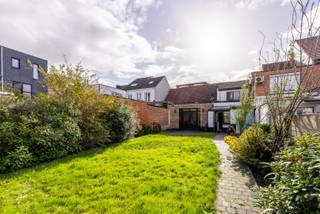 Huisnummers 61 en 63 werden deels gerenoveerd en omgevormd tot één gezinswoning. Ideaal en centraal gelegen in de populaire en autoluwe wijk Het Looks. Met één van de grootste tuinen van de wijk. Vlakbij de Vesten, vlakbij winkels, supermarkt, scholen en openbaar vervoer. U wandelt in 10 minuutjes naar de Grote Markt en het Zimmerplein. Het Looks is het ideale vertrekpunt voor wandelingen of fietstochten langs de Nete of het Netekanaal. Voor kinderen is er een leuk speelplein en sportvoorzieningen.<br />Indeling: Inkom-/traphal met toegang tot de knusse voorkamer en de gezellige woonkamer, aanpalend is er de deels geïnstalleerde keuken en daarachter vindt u de op te knappen badkamer. De leefruimte van nummer 61 loopt naadloos over in nummer 63. Hier vindt u de gerenoveerde badkamer met inloopdouche en dubbele lavabo, de tweede inkomhal en de gelijkvloers slaapkamer. Op de bovenverdieping van nummer 61 is er een ruime slaapkamer op houten vloer en een kleine zolderberging. Nummer 63 heeft momenteel geen bovenverdieping.<br />De ruime en volledig omheinde tuin is een absolute meerwaarde, één van de grootste in de hele wijk en onderhoudsvriendelijk aangelegd op gazon.<br />Kenmerken<br />+ Populaire en levendige wijk<br />+ Aan de stadsvesten<br />+ Ruime tuin<br />+ Kort bij het stadscentrum<br />+ Speelplein en academie(s) om de hoek<br />+ Voldoende parkeerplaats aan de rand<br />+ Asbestveilig<br />+ Geen renovatieplicht<br />Ontdek deze woning reeds via onze virtuele 360°-tour op www.avantivastgoed.be<br />Interesse in deze charmante woning(en)? Contacteer 0479 01 00 00 of info@avantivastgoed.be