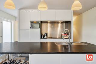 Het appartement is gelegen op het gelijkvloers en omvat een inkomhal, een lichtrijke leefruimte met een open ingerichte open keuken, een wasruimte/berging, 2 slaapkamers en een badkamer met was meubel, inloopdouche en toilet. Aan de leefruimte grenst een gezellig zuidwest georiënteerd terras met private stadstuin. De totale oppervlakte van het appartement is ca. 95m². Het appartement is voorzien van alle comfort en wordt centraal verwarmd met aardgas. Het buitenschrijnwerk bestaat uit aluminium en heeft dubbel glas. <strong>Het appartement is op heden verhuurd!</strong> Wil u dit leuke gelijkvloers appartement op een makkelijk bereikbare locatie nabij het centrum van Lochristi bezoeken? Stuur een mail naar gunther@loimmo.be en wij nemen contact met u op. GEEN TELEFONISCHE afspraken!