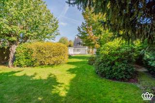 <p><span>Karaktervolle, zeer goed onderhouden vrijstaande woning , met 3 slaapkamers, 1 badkamer en extra douche beneden, aparte garage, op een perceel van 883 m², topligging in het centrum van Essen! </span></p><p><span> </span></p><p><span>INDELING</span></p><p><span>Gelijkvloers:</span></p><p><span>Inkomhal met open traphal en vestiairekast. Ruime en lichtrijke leefruimte, eethoek en zithoek afsluitbaar met schuifdeur. De keuken is apart en uitgerust met inductievuur, microen gewone oven, koelkast, vaatwasser. Naast de keuken een zeer ruime bijkeuken met ingemaakte kasten en plaats voor wasmachine , droogkast,... Hier bevindt zich ook een toilet en een douche. Vanuit de bijkeuken toegang naar de veranda en de tuin.</span></p><p><span> </span></p><p><span>Eerste verdieping: </span></p><p><span>De overloop is zeer ruim (met een ingemaakte kast)., en geeft toegang tot de de 3 slaapkamers en de badkamer. De slaapkamers zijn uitgerust met ingemaakte kasten. De badkamer is ingericht met een wastafel (met kastjes) , toilet, en een ligbad. </span></p><p><span> </span></p><p><span>Zolder:</span></p><p><span>Via een luik (met vlizotrap) in de nachthal toegang tot een grote bergzolder. De zolder werd extra geïsoleerd. </span></p><p><span> </span></p><p><span>Kelder:</span></p><p><span>Vanuit de hal toegang naar een ruime voorraadkelder, en verder kruipkelder onder de hele woning.</span></p><p><span> </span></p><p><span>Tuin:</span></p><p><span>Zonnige, aantrekkelijke tuin met veel privacy.</span></p><p><span>Heel verzorgd aangelegd met een siervijver, terras, en houten tuinhuis achteraan.</span></p><p><span> </span></p><p><span>Bijzonderheden:</span></p><p><span> </span></p><p><span>-Kwalitatieve woning</span></p><p><span>-Zeer goed onderhouden</span></p><p><span>-Aantrekkelijke bouwstijl</span></p><p><span>-Deurbel met camera</span></p><p><span>-Bedraad alarmsysteem</span></p><p><span>-Elektrisch bediende garagepoort</span></p><p><span> </span></p><p><span> </span></p><p><span> </span></p><p><span> </span></p>