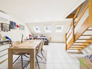 <p><span>Te midden in het centrum van Sint-Truiden vinden we dit dakappartement op de derde verdieping in een kleine residentie.</span></p><p><span>Horeca, handelszaken, scholen, vrijetijdsmogelijkheden, … liggen allemaal op wandelafstand. </span></p><p><span>Eveneens is het treinstation te voet zeer gemakkelijk te bereiken en biedt ze een vlotte verbinding richting Hasselt, Leuven en Brussel. </span></p><p><span> </span></p><p><span>Het gebouw werd midden jaren ’90 volledig gestript en heropgebouwd. In de aankomende zomer zal er nog een volledig nieuw dak geplaatst worden waardoor er geen grote toekomstige investeringen meer nodig zullen zijn. Het gebouw beschikt niet over een lift waardoor de gemeenschappelijke kosten ook gevoelig lager zijn. </span></p><p><span> </span></p><p><span>Betreden doen we het appartement in de leefruimte waar een compacte keukenhoek is voorzien met aangrenzende berging. Het zitgedeelte omvat een woonkamer aan de voorzijde en een centrale eetkamer. Ook de badkamer met douche, lavabo, toilet en aansluiting voor de wasmachine is hier terug te vinden. De slaapkamer ligt op de mezzanine en is bereikbaar via de trap in de woonkamer. </span></p><p><span> </span></p><p><span>Het appartement is al verhuurd sinds augustus 2021, waardoor u onmiddellijk kan genieten van de huuropbrengsten.</span></p><p><span> </span></p><p><span>Pluspunten:</span></p><p><span>- ligging in het centrum</span></p><p><span>- kleine residentie</span></p><p><span>- verwarming dmv lucht/lucht warmtepomp</span></p><p><span> </span></p><p><span>De vermelde bewoonbare oppervlakte is de netto-oppervlakte van de appartement.</span></p>