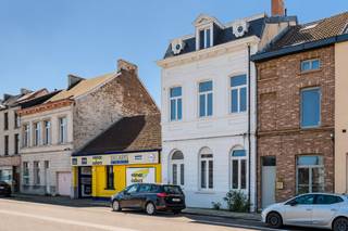 Het appartement maakt deel uit van een karaktervol burgerhuis uit ca. 1890, dat in 2019 stijlvol werd gerenoveerd en opgesplitst in vijf kleinschalige wooneenheden zonder syndicus, wat resulteert in lage gemeenschappelijke kosten.<br /><br /><strong>Dit instapklaar appartement biedt u de perfecte combinatie van bereikbaarheid, rust en natuur met het gezellige stadsleven! </strong><br /><br /><strong>LIGGING</strong><br /><br />Het appartement is gelegen in een rustige fietsstraat aan het water en nabij het bruisende stadscentrum.<br />Met een uitstekende <strong>Mobiscore van 9,1/10</strong> geniet u hier van een perfecte combinatie van bereikbaarheid, rust en natuur.<br />Achter het appartement bevindt zich het Wielewaalpark en op wandelafstand ligt het prachtige natuurreservaat Bourgoyen-Ossemeersen, ideaal voor ontspanning en recreatie.<br /><br /><strong>BESCHRIJVING</strong><br /><br />Gelegen op de eerste verdieping biedt dit moderne appartement een lichtrijke leefruimte met open keuken.<br />Dankzij de grote raampartijen en de gunstige oriëntatie geniet u van een aangename lichtinval en een ruimtelijk gevoel.<br /><br />Via de nachthal bereikt u de volwaardige slaapkamer en de badkamer.<br />Deze is uitgerust met een douche, wastafel met bijhorend badkamermeubel en een toilet.<br /><br /><strong>Deze eigendom gelegen nabij het historische centrum van Gent is ideaal als starterswoning, voor studerende kinderen of als investering. </strong><br /><strong>De combinatie van topligging, karakter en instapklaar comfort maakt dit een unieke opportuniteit.</strong><br /><br />Contacteer Kevin voor meer info en/of bezoek: <strong>0476 66 55 50</strong><br />( Sommige beelden zijn referentiebeelden )