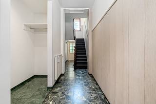 <p><strong>Instapklare woning in het hart van Machelen, op wandelafstand van het centrum, winkels en openbaar vervoer.</strong><br />Deze woning combineert ruimte, comfort en een centrale ligging in het hart van Machelen. Met vier grote slaapkamers en twee badkamers biedt deze woning alle troeven voor gezinnen of wie op zoek is naar extra leefruimte. De gezellige leefruimtes sluiten mooi aan op het ruime terras en de grote tuin van 250 m², ideaal om te genieten van het buitenleven. Dankzij de ligging nabij winkels, scholen en openbaar vervoer geniet u hier van een vlotte dagelijkse verbinding. Bovendien beschikt de woning over een EPC-label C.<br /><br /><u><strong>Belangrijkste ruimtes:</strong></u><br />• Inkomhal met toegang tot de verschillende leefruimtes<br />• Gezellige living (23,02 m²) met aangename lichtinval<br />• Eetkamer (15,05 m²) verbonden met de leefruimte<br />• Functionele keuken (13,14 m²)<br />• Vier ruime slaapkamers van 14,24 m², 15,26 m², 15,32 m² en 17,41 m²<br />• Twee badkamers van 4,92 m² en 5,51 m²<br />• Terras van 22,06 m² aansluitend aan de tuin<br />• Grote tuin van 250 m²<br />• Praktische kelder van 16,10 m²<br /><br /><u><strong>Troeven:</strong></u><br />• Volledig instapklare woning met vier grote slaapkamers en twee badkamers<br />• Op wandelafstand van het centrum, winkels en openbaar vervoer<br />• Grote tuin van 250 m² met ruim terras<br /><br />Meer informatie of een bezoek met Margaux Mulkers? Contacteer ons via +3223351115<br />JOUW DROOMHUIS. ZO GEVONDEN!</p>