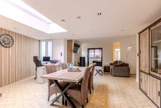 Grotendeels gerenoveerde woning met 3 slaapkamers , tuin en dubbele garage ! <br /><br />Indeling : Inkomhal , slaapkamer of bureau , woonkamer , keuken , badkamer ,veranda .<br />verdiep : 3 slaapkamers . <br />Kelder.<br /><br />Tuin met tuinberging.<br />Dubbele garage bereikbaar langs de Schoolstraat . <br />Veel parkeermogelijkheden zowel voor de woning als voor de garages in de schoolstraat. <br /><br />Bijzonderheden :<br />Nieuwe ramen , voordeur en rolluiken 2023 <br />Airco 2023<br />Zonnepanelen 2023<br />Nieuw dak + isolatie 2023<br />laadpaal 2024 <br />Veel daglicht door de dakkoepels.<br /><br />