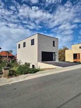 <p>Bent u op zoek naar een instapklare, energiezuinige gezinswoning op een absolute toplocatie? Deze hoogwaardig afgewerkte halfopen bebouwing aan de Bovenveld 19a te Holsbeek combineert een overvloed aan natuurlijk licht met een fantastische, groene ligging en een uitstekende bereikbaarheid richting Leuven en de E314.</p><p>De belangrijkste troeven van de woning:<br />- Keuken naar eigen smaak (niet inbegrepen): De keuken is niet inbegrepen in de verkoopprijs en dient nog door de koper te worden geïnstalleerd. Dit biedt u de unieke kans om uw droomkeuken volledig naar eigen wens, lay-out en budget in te richten.</p><p>- Licht & Ruimte: Grote glaspartijen zorgen voor een uitzonderlijk lichtrijke leefruimte en een open gevoel. 4 ruime slaapkamers en 2 badkamers. De hoofdbadkamer is uitgerust met een bad en douche, de tweede badkamer beschikt over een douche en toilet.</p><p>- Optimaal klimaat: Comfortabele vloerverwarming én vloerkoeling via een energiezuinige warmtepomp. Toekomstgericht & Duurzaam: Uitgerust met zonnepanelen en een geavanceerd ventilatiesysteem D voor een gezond binnenklimaat en een lage energiefactuur.</p><p>- Toplocatie: Gelegen in een rustige, residentiële straat nabij het groen, met scholen en winkels dichtbij, en een vlotte verbinding naar het bruisende Leuven.</p><p>Kortom: Een prachtig afgewerkte nieuwbouwwoning met alle luxe en comfort die u nog deels naar uw eigen hand kunt zetten!<br />Aansluit-, architect- en studiekosten inbegrepen in de prijs. BTW op constructie en registratie op bouwgrond niet inbegrepen</p>