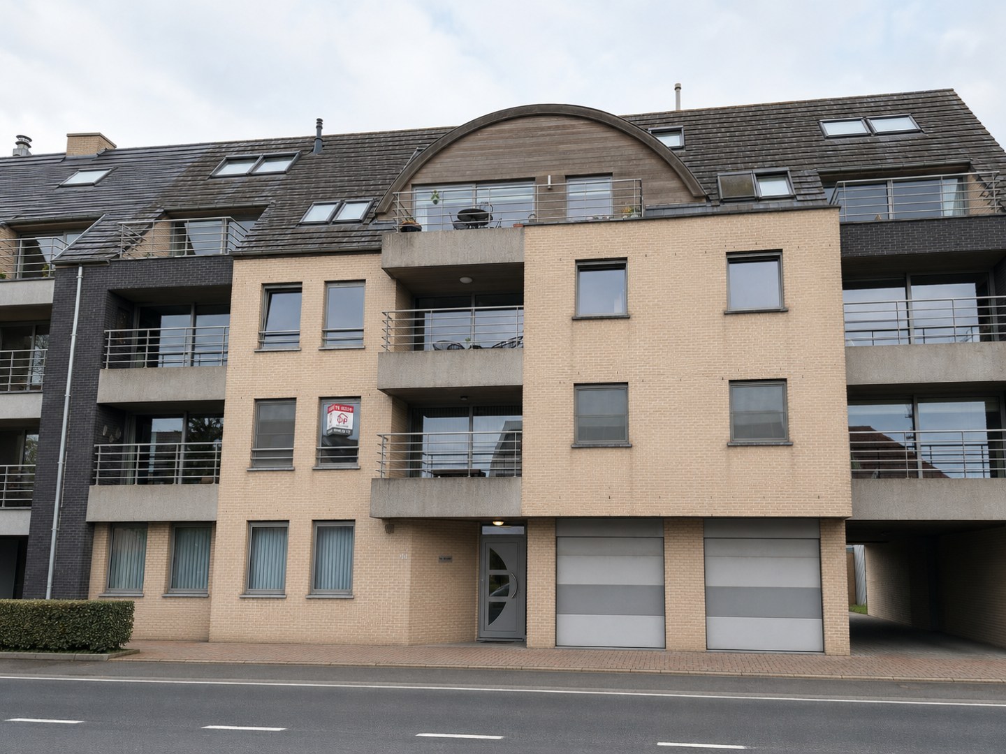 Lichtrijk en gunstig gelegen appartement met 2 slpk, terras en garage, Torhout - foto 1